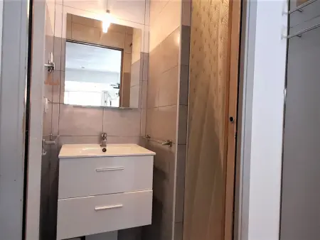 Studio climatisé en Rez-de-Chaussée avec Terrasse, Parking, et Wifi, à deux pas de la plage - Photo 6
