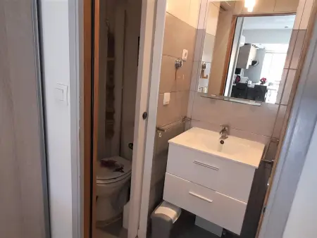 Studio climatisé en Rez-de-Chaussée avec Terrasse, Parking, et Wifi, à deux pas de la plage - Photo 7