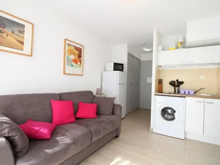 Studio Cosy avec Terrasse, Clim, WiFi et Parking, Proche Centre et Plage - Photo 2