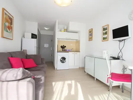 Studio Cosy avec Terrasse, Clim, WiFi et Parking, Proche Centre et Plage - Photo 3