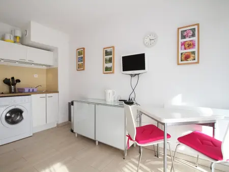 Studio Cosy avec Terrasse, Clim, WiFi et Parking, Proche Centre et Plage - Photo 4