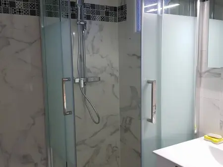 Appart T3 rénové avec climatisation, terrasse, wifi, ascenseur et parking à 2 min des thermes - Photo 3