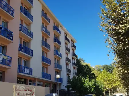 Appart T3 rénové avec climatisation, terrasse, wifi, ascenseur et parking à 2 min des thermes - Photo 4