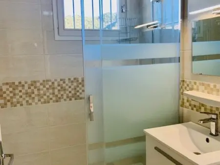 Studio lumineux avec balcon et terrasse, animaux admis, parking sécurisé, proche des thermes - Photo 4