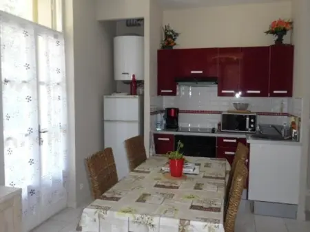 Charmant F2 avec balcon et parking, proche cure et centre-ville – Amélie-les-Bains - Photo 2