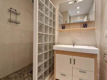 Bel appartement T2 avec balcon, WIFI et parking près de la plage - Photo 6