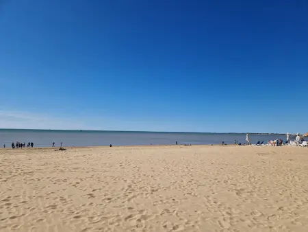 Bel appartement T2 avec balcon, WIFI et parking près de la plage - Photo 16