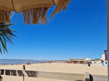 Bel appartement T2 avec balcon, WIFI et parking près de la plage - Photo 17