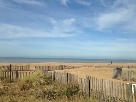 Bel appartement T2 avec balcon, WIFI et parking près de la plage - Photo 18