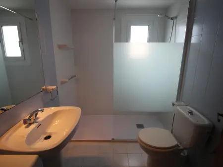 Appartement lumineux avec piscine et terrasse, proche plage - Photo 18