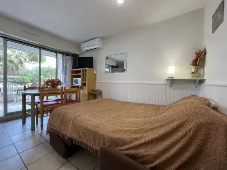 Studio Cabine Climatisé avec Terrasse et Piscine sur le Port de Gruissan, Proche Plage - 4 Couchages - Photo 4