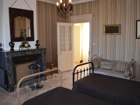 Château Directoire avec Piscine Privée et Jardin - Photo 16