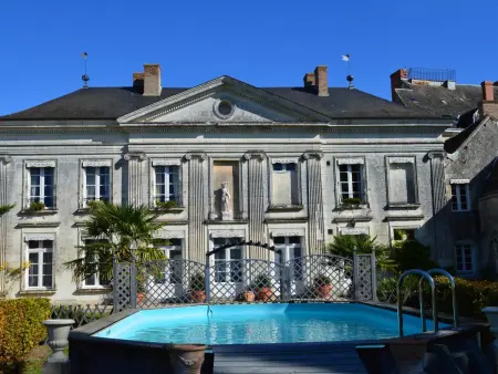 Château Directoire avec Piscine Privée et Jardin - Photo 28