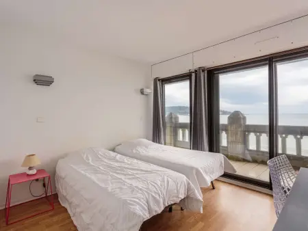 Appartement moderne en bord de mer avec balcon et parking - Photo 7