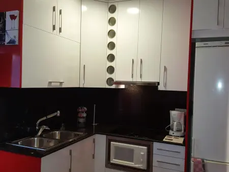 Studio rénové, bien équipé, climatisé avec parking privé, à 200m de la plage et promenade à Roses - Photo 6