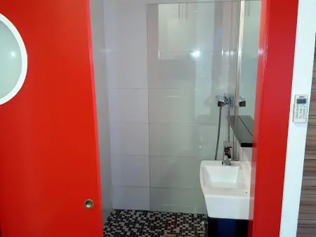 Studio rénové, bien équipé, climatisé avec parking privé, à 200m de la plage et promenade à Roses - Photo 10