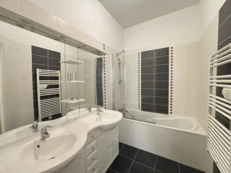 Grand appartement T2 proche plage avec wifi, ascenseur et cuisine équipée - Photo 10