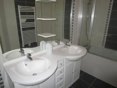 Grand appartement T2 proche plage avec wifi, ascenseur et cuisine équipée - Photo 11