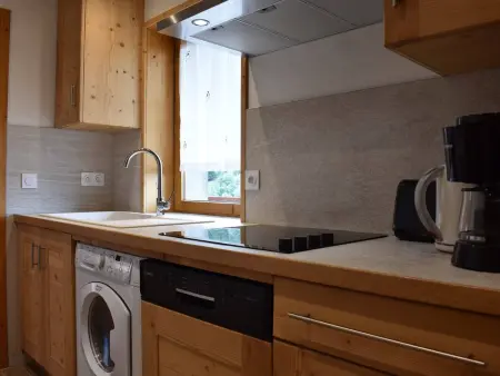 Appartement chaleureux 4 pièces, accès direct aux pistes, proche commerces et services, parking couvert - Photo 2