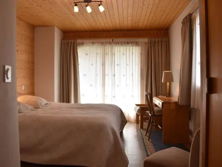 Appartement chaleureux 4 pièces, accès direct aux pistes, proche commerces et services, parking couvert - Photo 3