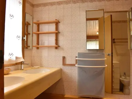 Appartement chaleureux 4 pièces, accès direct aux pistes, proche commerces et services, parking couvert - Photo 4