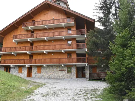 Appartement chaleureux 4 pièces, accès direct aux pistes, proche commerces et services, parking couvert - Photo 25
