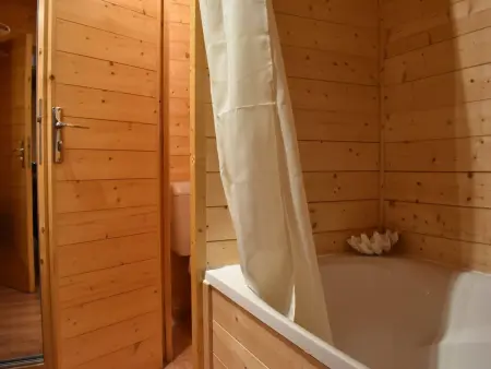 Appartement cosy avec cheminée, terrasse et parking, proche pistes et commerces - Méribel - Photo 17