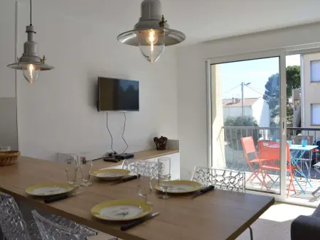 Appartement rénové, climatisé à 200m de la plage avec balcon et parking privé - Photo 1