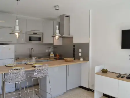 Appartement rénové, climatisé à 200m de la plage avec balcon et parking privé - Photo 2