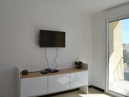 Appartement rénové, climatisé à 200m de la plage avec balcon et parking privé - Photo 3
