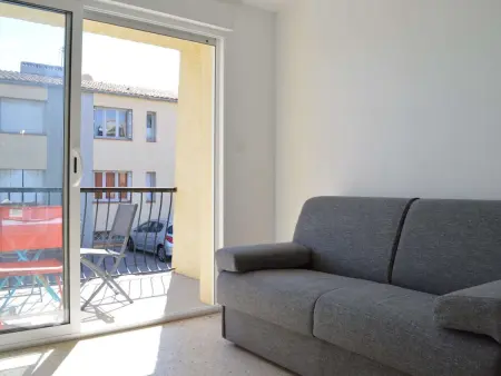 Appartement rénové, climatisé à 200m de la plage avec balcon et parking privé - Photo 4