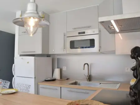 Appartement rénové, climatisé à 200m de la plage avec balcon et parking privé - Photo 5