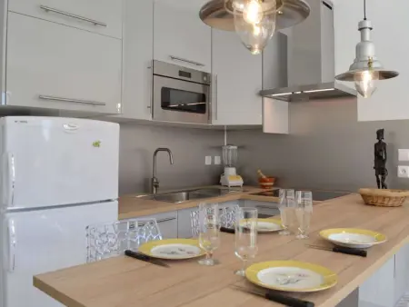Appartement rénové, climatisé à 200m de la plage avec balcon et parking privé - Photo 6