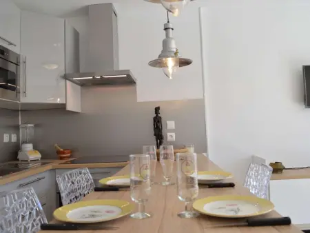 Appartement rénové, climatisé à 200m de la plage avec balcon et parking privé - Photo 7