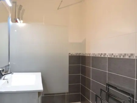 Appartement rénové, climatisé à 200m de la plage avec balcon et parking privé - Photo 11