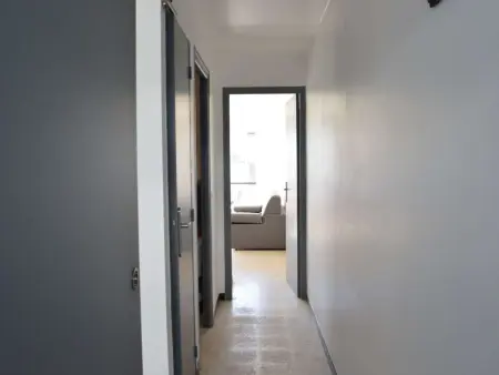 Appartement rénové, climatisé à 200m de la plage avec balcon et parking privé - Photo 14