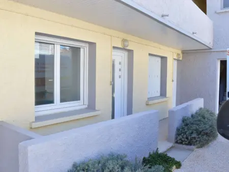 Appartement rénové, climatisé à 200m de la plage avec balcon et parking privé - Photo 15