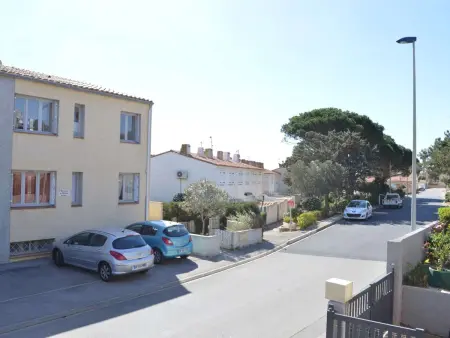 Appartement rénové, climatisé à 200m de la plage avec balcon et parking privé - Photo 17