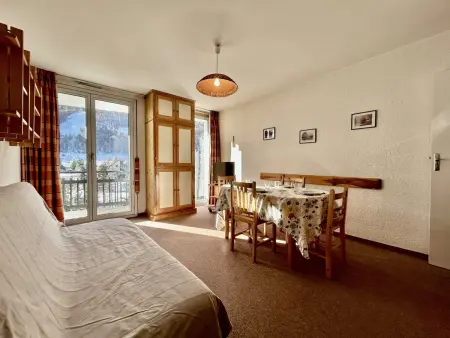 Appartement lumineux 2 pièces, 6 couchages, proche pistes et commerces, avec parking et balcon - Photo 3