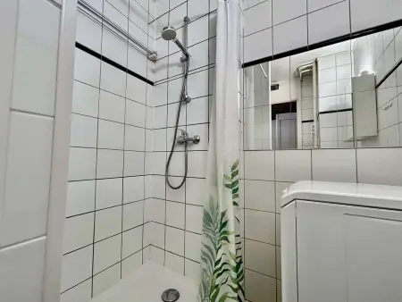 Appartement lumineux 2 pièces, 6 couchages, proche pistes et commerces, avec parking et balcon - Photo 9