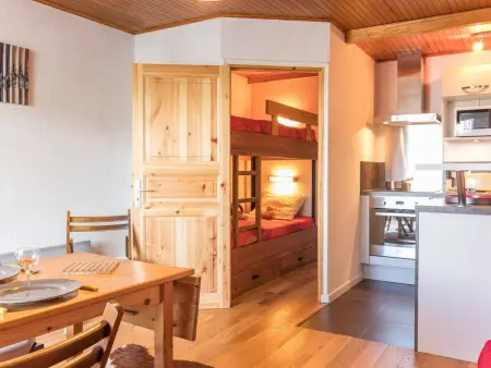 Studio rénové près des pistes, parking, cuisine équipée - Photo 2