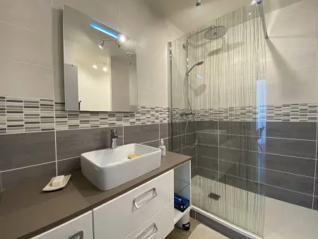 Appartement rénové 5 personnes avec balcon au centre de Perros-Guirec - Photo 4