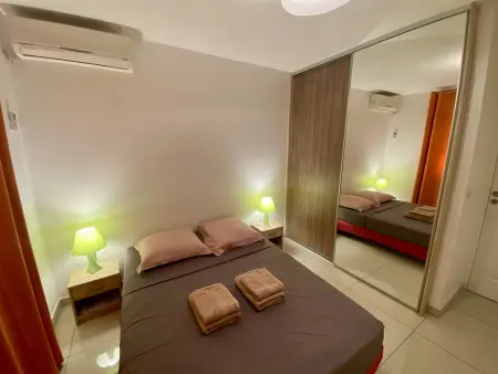Appartement lumineux avec terrasse, 2 chambres climatisées, cuisine équipée - Les Trois-Îlets - Photo 5
