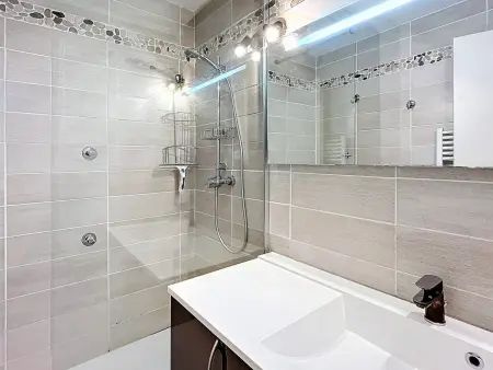 Confortable studio rénové près des pistes, balcon, accès piscine - Photo 9