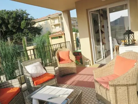 Charmant T3 à La Croix-Valmer : Terrasse, Piscine, Parking et Proximité Village - Photo 2