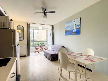 Charmant 2 pièces rénové proche plage avec loggia vitrée, TV, local vélos et parking - Photo 2