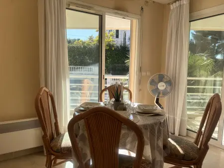 Appartement 2P à Juan les Pins : emplacement idéal, parking, terrasses, proche plage et commerces - Photo 2