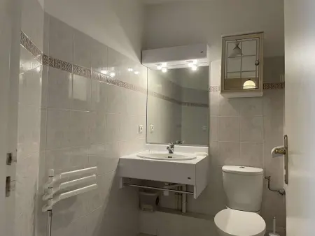 Appartement 2P à Juan les Pins : emplacement idéal, parking, terrasses, proche plage et commerces - Photo 5