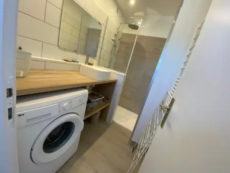 Studio pied dans l'eau, grand frigo, lave-vaisselle, lave-linge, parking privé - Photo 8