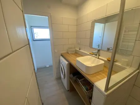 Studio pied dans l'eau, grand frigo, lave-vaisselle, lave-linge, parking privé - Photo 9
